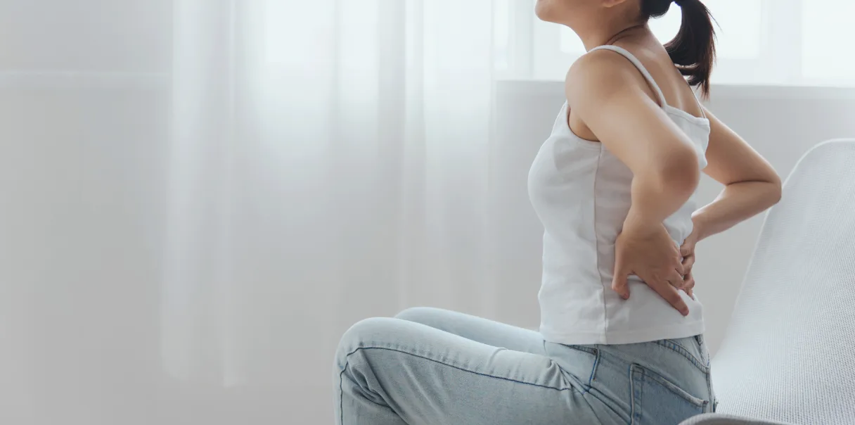 腰が痛む女性